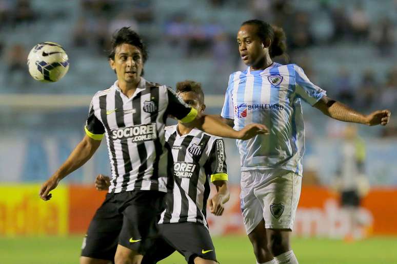 <p>Vinicius Simon em ação com a camisa do Santos</p>