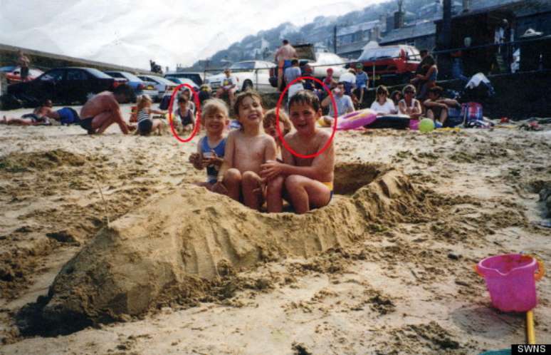 A foto tirada em 1994 mostra Wheeler construindo um barco de areia e, ao fundo, Aimee também é vista brincando na areia com seus familiares