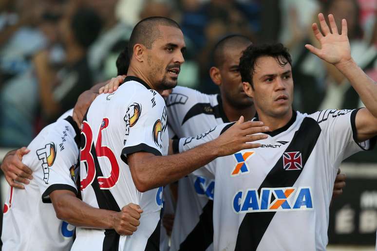 <p>Com gol do zagueiro Douglas Silva (à esq.), Vasco bateu o Paraná por 1 a 0 em São Januário</p>
