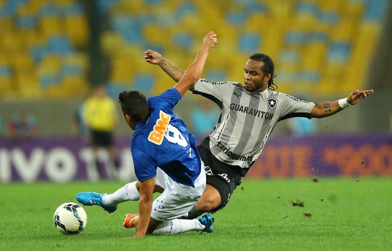 <p>Carlos Alberto disputa bola no empate do Botafogo contra o Cruzeiro, por 1 a 1, no Maracanã</p>