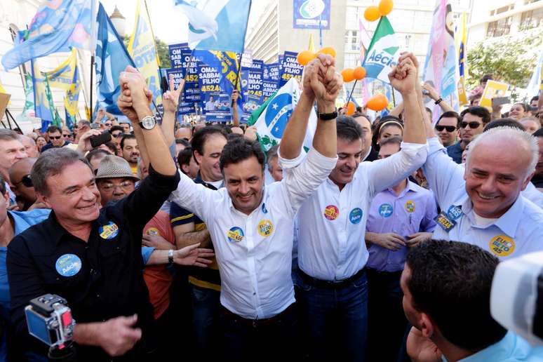 Ao lado do governador Beto Richa, o candidato à presidência da República, Aécio Neves (PSDB), caminhou por Curitiba