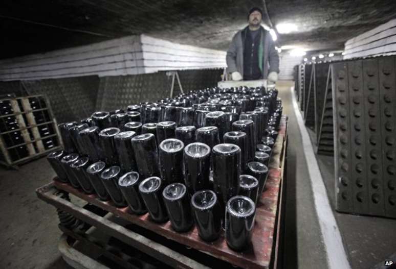 <p>Na vin&iacute;cola Cricova, o esplendor n&atilde;o est&aacute; nos milhares de hectares de vinhedos bem cuidados, mas no subsolo da cave</p>