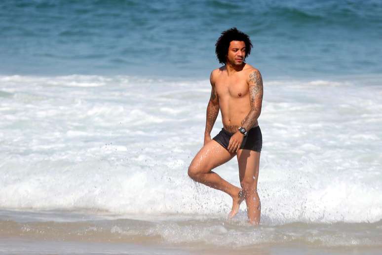 De f&eacute;rias, Marcelo joga bola com amigos na praia de Ipanema