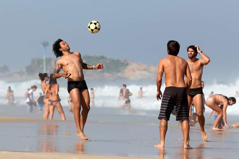 De f&eacute;rias, Marcelo joga bola com amigos na praia de Ipanema