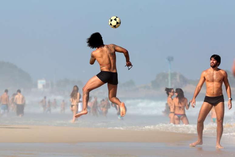 De f&eacute;rias, Marcelo joga bola com amigos na praia de Ipanema