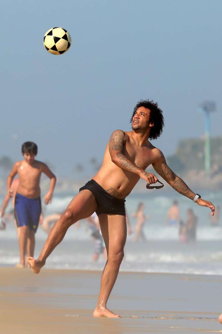 De f&eacute;rias, Marcelo joga bola com amigos na praia de Ipanema