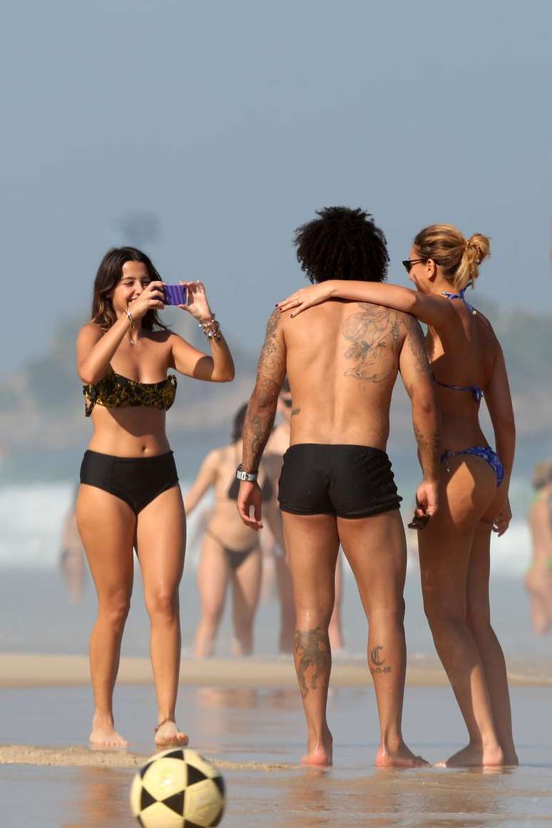 De f&eacute;rias, Marcelo joga bola com amigos na praia de Ipanema