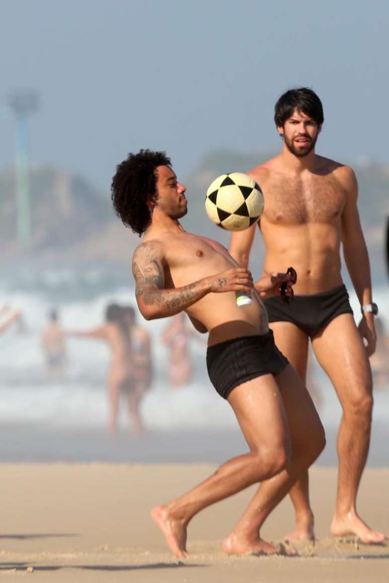 De f&eacute;rias, Marcelo joga bola com amigos na praia de Ipanema