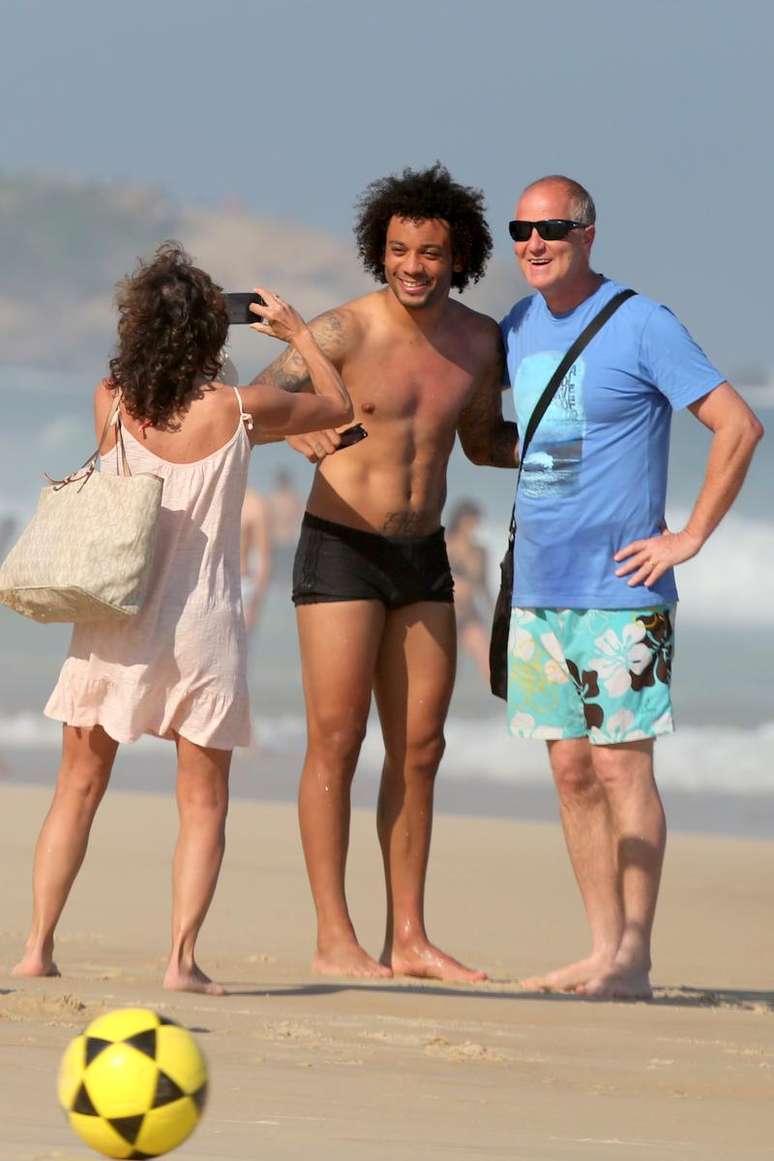 De f&eacute;rias, Marcelo joga bola com amigos na praia de Ipanema