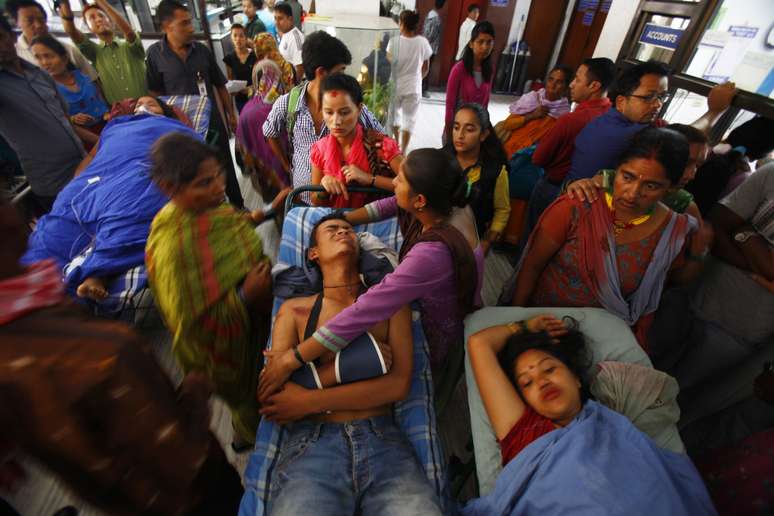 <p>Vítimas do deslizamento esperam para ser atendidas em um hospital em Katmandu, Nepal, em 2 de agosto</p>