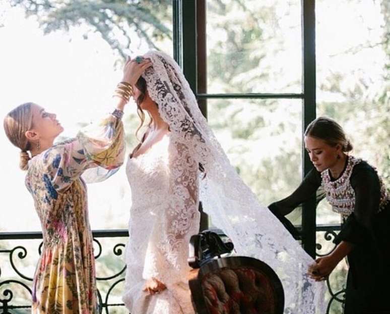 <p>Irmãs Olsen criaram vestido em parceria com a noiva, também estilista, Molly Fishkin</p>