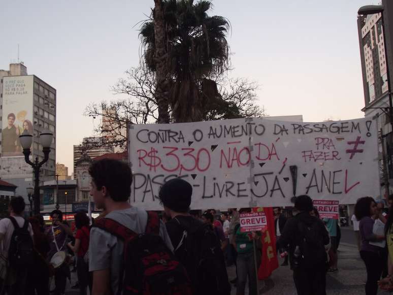 <p>Manifestantes se concentram em frente ao Largo do Rosário</p>