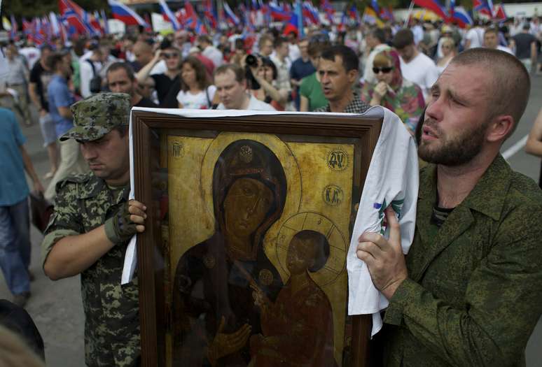 <p>Manifestantes carregam uma imagem da&nbsp;Virgem Maria,&nbsp;um dos &iacute;cones mais importantes dos russos ortodoxos, durante com&iacute;cio em Moscou</p>