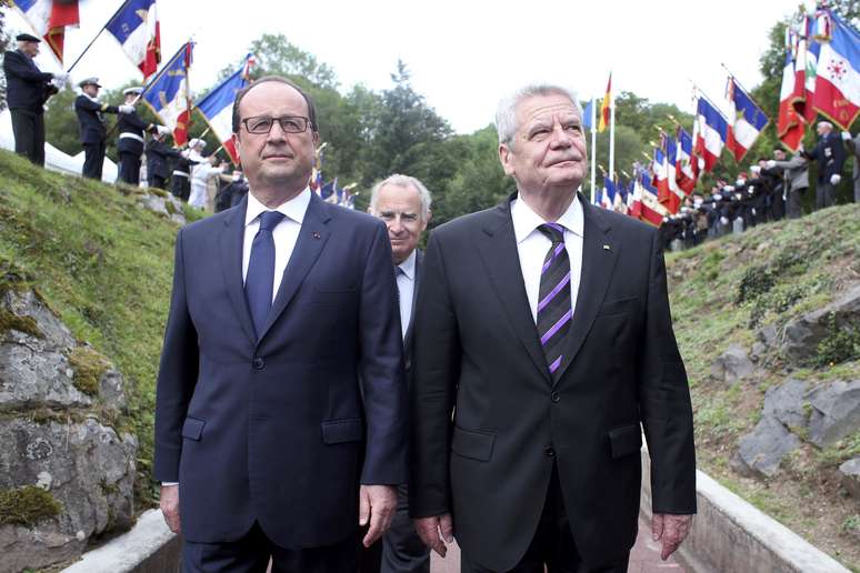 Hollande e Gauck percorreram juntos a "trincheira de honra" que leva à cripta do Monumento de Hartmannswillerkopf, em memória às vítimas do conflito