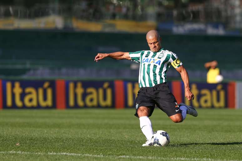 <p>Alex vai encerrar a carreira com 1.035 partidas</p>