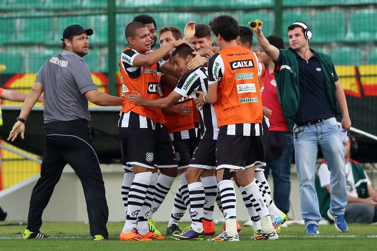 Figueirense deixou a lanterna do Campeonato Brasileiro gra&ccedil;as &agrave; vit&oacute;ria sobre o Sport