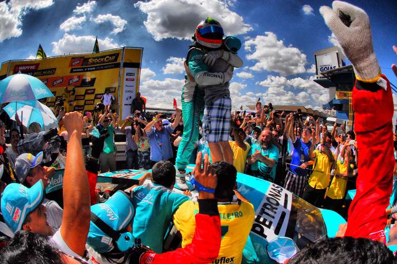 Rubens Barrichello quebrou o "tabu da pole" na Corrida do Milhão da Stock Car e venceu a prova neste domingo