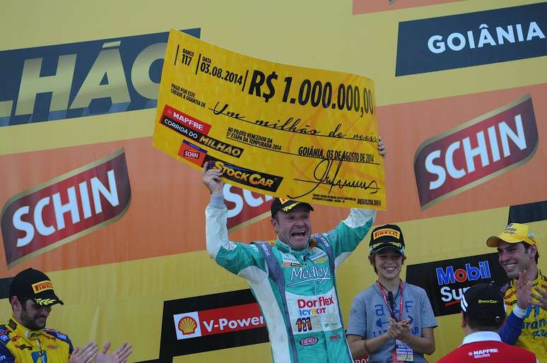 Rubens Barrichello levanta cheque simbólico da Corrida do Milhão