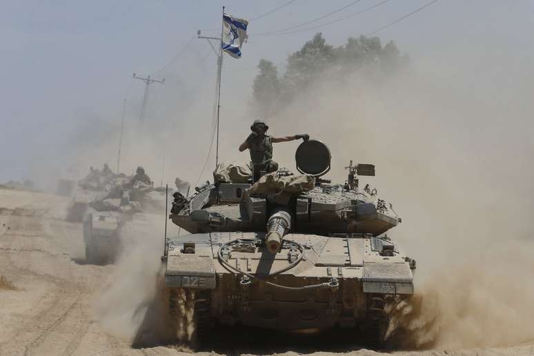 <p>Tanques israelenses se movimentam pr&oacute;ximo &agrave; fronteira com a Faixa de Gaza, em 3 de agosto</p>