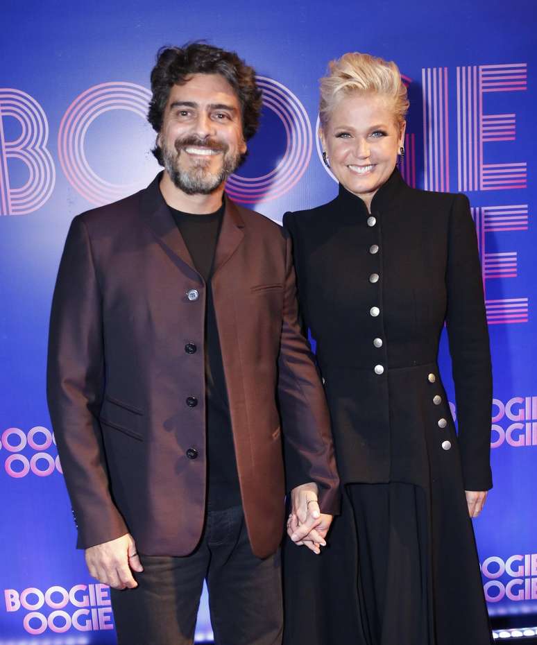 <p>Celebridades globais compareceram à festa de lançamento da nova novela das 18h da emissora, 'Boogie Oogie', neste sábado (2), no centro do Rio de Janeiro. Na foto, Xuxa e Junno Andrade</p>
