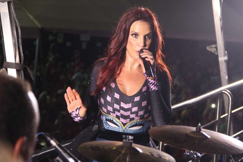 Vestida de baiana, Ivete Sangalo estreia turnê comemorativa