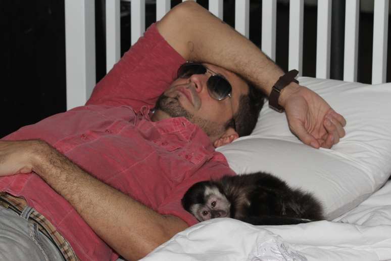 Latino dorme com seu macaco em intervalo de gravação