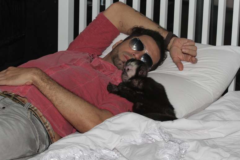 Latino dorme com seu macaco em intervalo de gravação