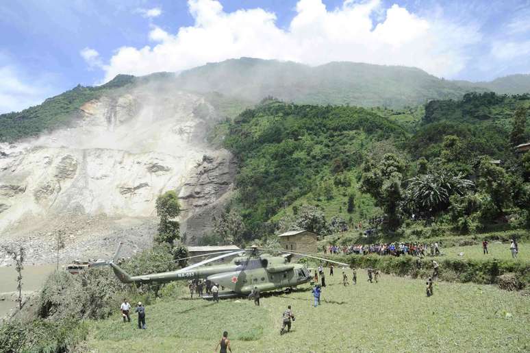 <p>Helicópteto do exército do Nepal aterrissa perto da área do deslizamento de terra no distrito de Sindhupalchowk, em 2 de agosto</p><p> </p>