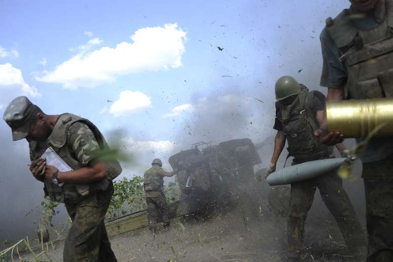 <p>Soldados ucranianos disparam contra separatistas pró-russos durante uma operação militar, em 2 de agosto</p>