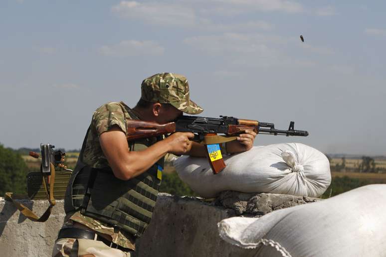 <p>Um militar ucraniano dispara seu rifle para verificar sua precis&atilde;o, em um posto de controle perto da cidade de Debaltseve, na regi&atilde;o de Donetsk, em 2 de agosto</p>