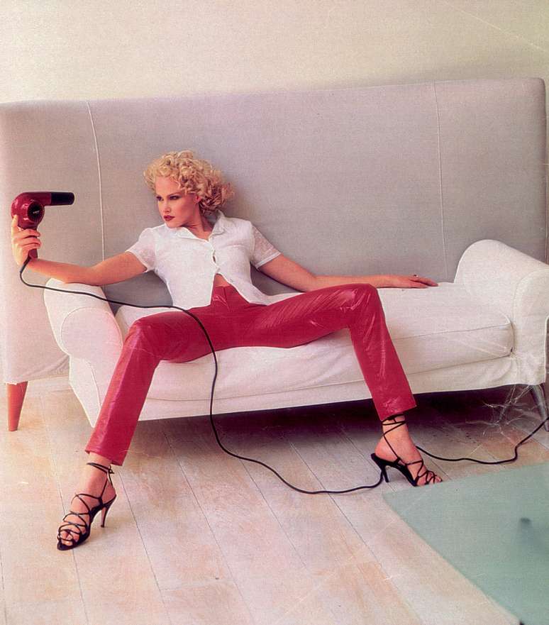 Claudia Liz fez nome e carreira no mundo da moda na d&eacute;cada de 90; desfiles para grifes como Chanel, Comme des Gar&ccedil;ons e Yogi Yamamoto engrossam o seu curr&iacute;culo. Aos 45 anos, ela se prepara para um trabalho como modelo, ainda sem divulgar muitos detalhes. Segundo a ex-modelo, a autoestima aumentou com a idade. &Eacute; uma conquista gostar de mim hoje, conta, afirmando que nem nos tempos de auge se considerava uma mulher bonita