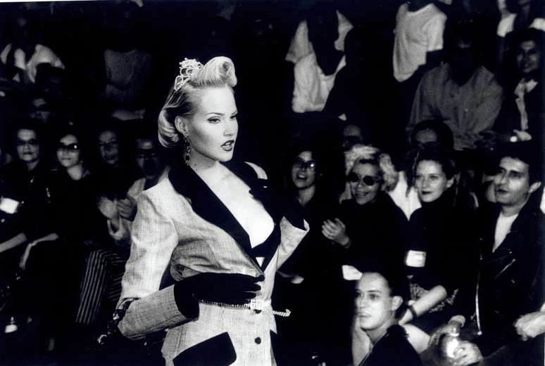 Claudia Liz fez nome e carreira no mundo da moda na d&eacute;cada de 90; desfiles para grifes como Chanel, Comme des Gar&ccedil;ons e Yogi Yamamoto engrossam o seu curr&iacute;culo. Aos 45 anos, ela se prepara para um trabalho como modelo, ainda sem divulgar muitos detalhes. Segundo a ex-modelo, a autoestima aumentou com a idade. &Eacute; uma conquista gostar de mim hoje, conta, afirmando que nem nos tempos de auge se considerava uma mulher bonita