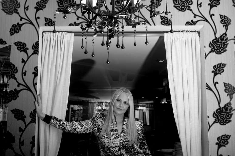 Claudia Liz fez nome e carreira no mundo da moda na d&eacute;cada de 90; desfiles para grifes como Chanel, Comme des Gar&ccedil;ons e Yogi Yamamoto engrossam o seu curr&iacute;culo. Aos 45 anos, ela se prepara para um trabalho como modelo, ainda sem divulgar muitos detalhes. Segundo a ex-modelo, a autoestima aumentou com a idade. &Eacute; uma conquista gostar de mim hoje, conta, afirmando que nem nos tempos de auge se considerava uma mulher bonita