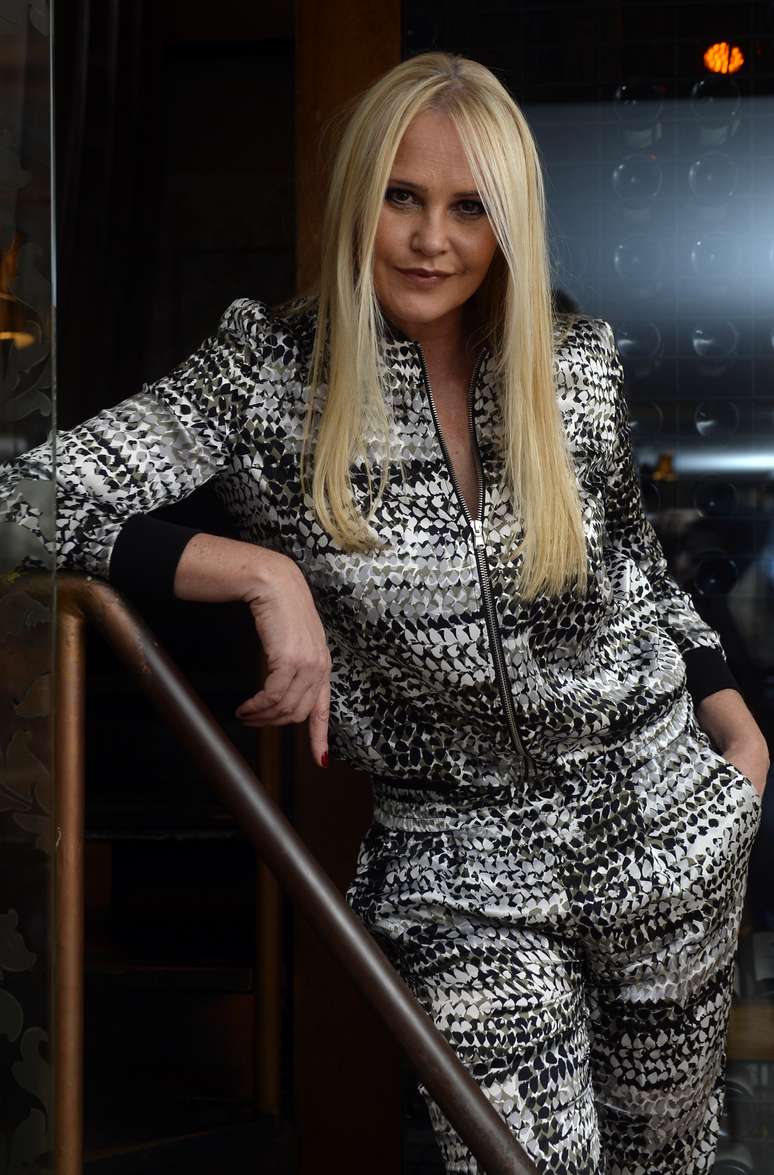 Claudia Liz fez nome e carreira no mundo da moda na d&eacute;cada de 90; desfiles para grifes como Chanel, Comme des Gar&ccedil;ons e Yogi Yamamoto engrossam o seu curr&iacute;culo. Aos 45 anos, ela se prepara para um trabalho como modelo, ainda sem divulgar muitos detalhes. Segundo a ex-modelo, a autoestima aumentou com a idade. &Eacute; uma conquista gostar de mim hoje, conta, afirmando que nem nos tempos de auge se considerava uma mulher bonita