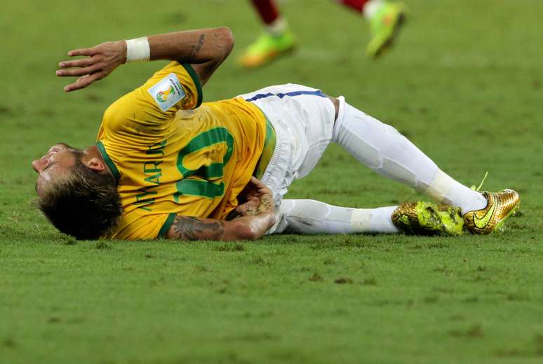 Atacante Neymar fica no chão após disputa com o colombiano Zúniga, em lance que tirou o brasileiro da Copa. Fortaleza, CE, 04/07/2014