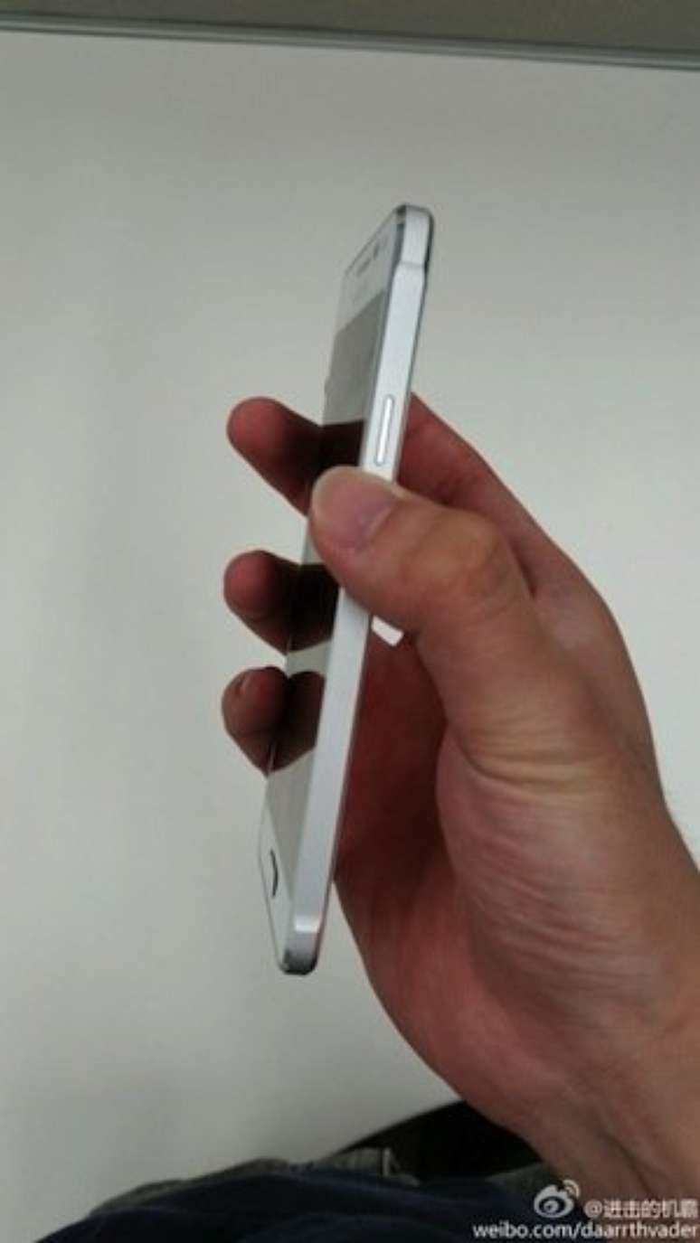 <p>Foto do suposto Samsung Galaxy Alpha mostra celular com lateral similar a do iPhone</p>