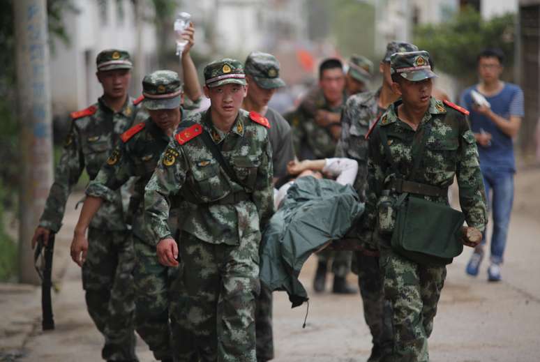 Soldados transportam mais um ferido após o terremoto que atingiu o sudoeste da China