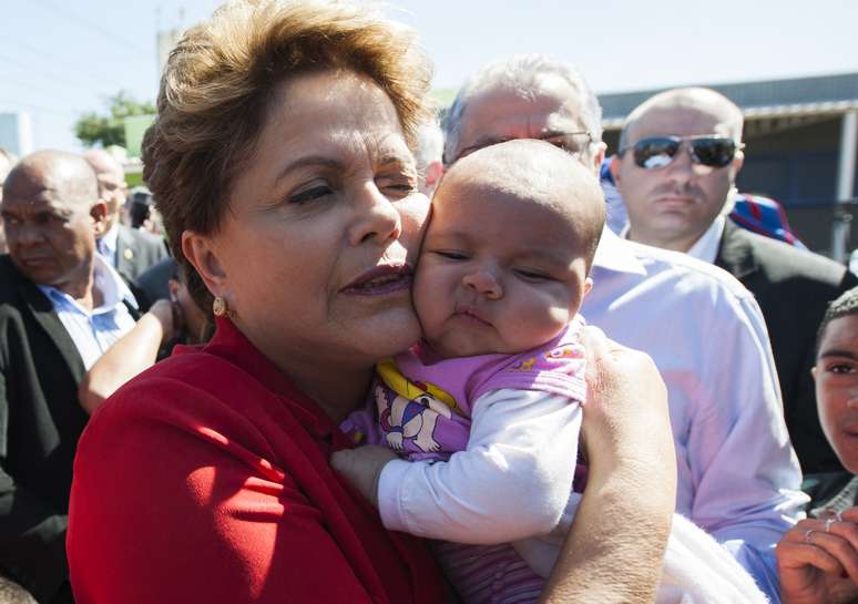 Presidente Dilma Rousseff pega um bebê no colo durante evento de campanha eleitoral em Guarulhos