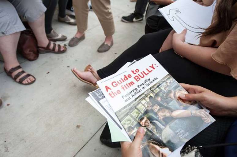 O The Bully Project criou um kit de ferramentas para educadores, que al&eacute;m de trazer uma licen&ccedil;a de exibi&ccedil;&atilde;o p&uacute;blica do document&aacute;rio, inclui tamb&eacute;m diversos materiais criados para ajudar no desenvolvimento do di&aacute;logo sobre o problema