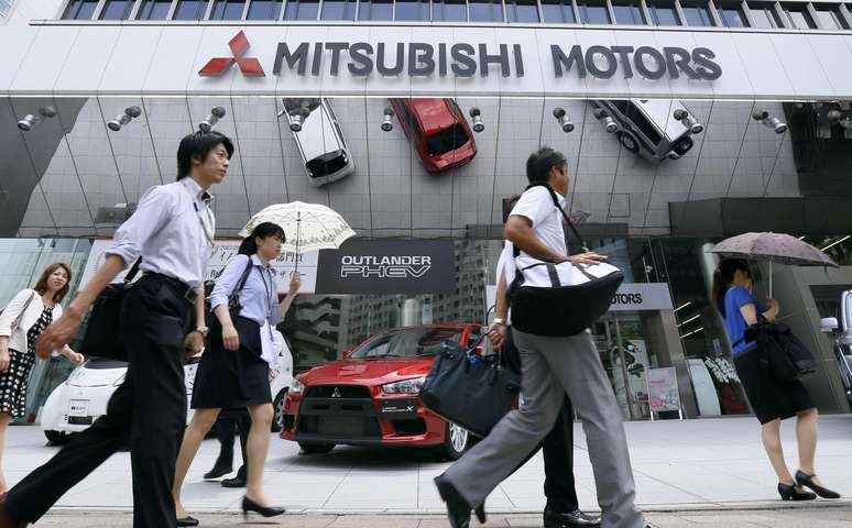 Mitsubishi lançou em 2009 no Japão o miniveículo elétrico de passageiros i-MiEV, o mais econômico deste tipo no mercado japonês com um preço estimado de 2,5 milhões de ienes (cerca de 18 mil euros)