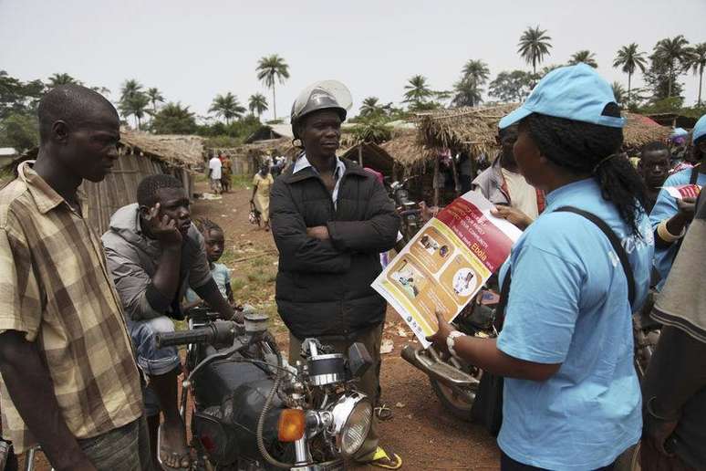 Uma funcionária do Unicef fala sobre o sintoma do Ebola a populares em Voinjama, na Libéria, em abril.