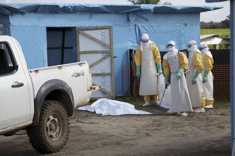 <p>Agentes da sa&uacute;de, com vestimentas especiais de prote&ccedil;&atilde;o, se preparam para trabalhar, no lado de fora de uma unidade de isolamento, em Lofa, na Lib&eacute;ria</p>