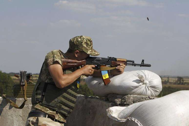 <p>Soldado ucraniano testa tiro perto da cidade de Debaltseve, na região de Donetsk</p>