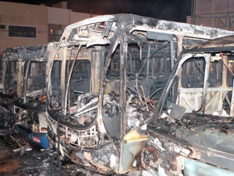 Seis ônibus foram incendiados na noite de domingo