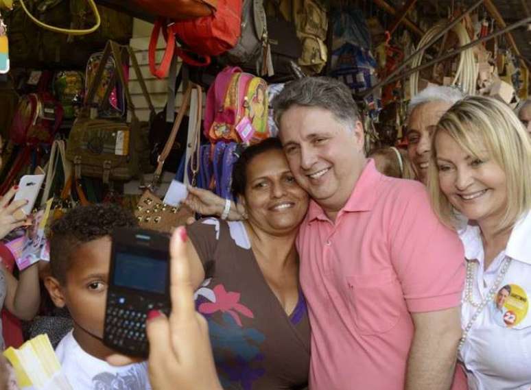 <p>Depois do almoço, Garotinho caminhou no camelódromo atrás da Central do Brasil e tirou fotos com eleitores</p>