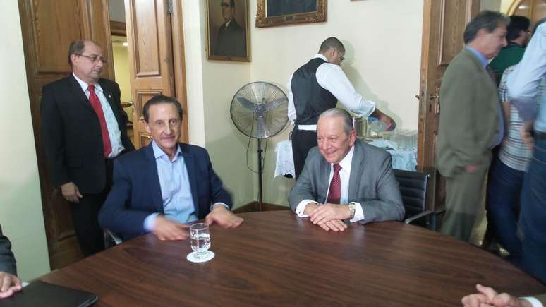 O candidato do PMDB ao governo de SP, Paulo Skaf (esquerda), em reunião com o provedor da Santa Casa, Kalil Rocha Abdalla