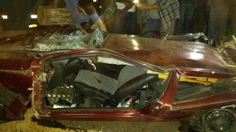 <p>Mulher de 33 anos sobreviveu após ter o carro que dirigia esmagado por carreta carregada de cana de açúcar </p>