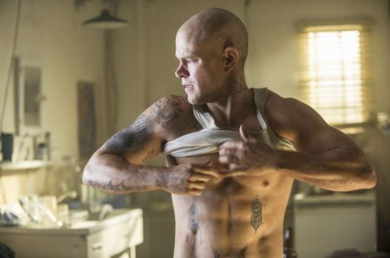 Matt Damon, de 43 anos, deixa corpo malhado à mostra no filme Elysium