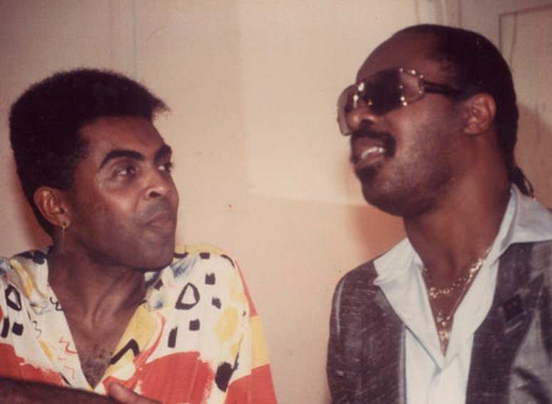 Gilberto Gil e Stevie Wonder, em 1985. Gil esteve entre os artistas que embarcaram e fortaleceram a mania da música disco no Brasil 
