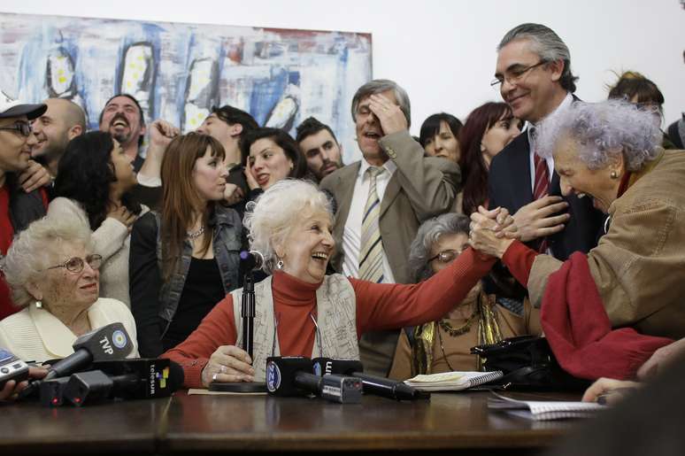 <p>Estela de Carlotto celebra o aparecimento do neto desaparecido durante a ditadura argentina</p>